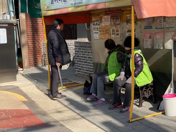 말미마을 청소를 해주시고 계신 어르신과 이야기를 나누는 모습