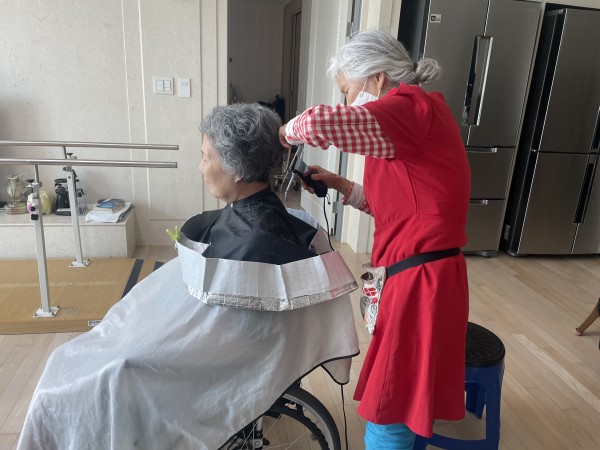 머리 예쁘게 해달라고 요청하는 이용인 모습