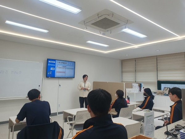 지난교육 시간 배운 내용을 설명하는 담당자와 경청하는 학생들