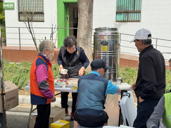 음료를 제조하는 모습