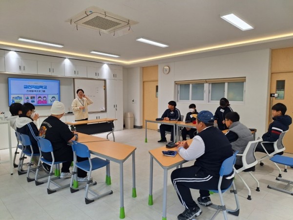 2회기 직업교육 시작을 하는 담당자와 경청하는 학생들의 모습