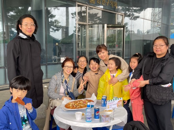 도미노 피자를 맛있게 먹고 행복하게 웃고 있는 모습