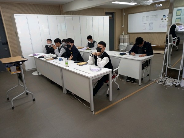 수업을 기다리고 있는 학생들