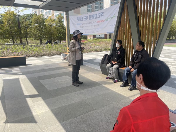 동아리 회원들에게 숲체험 강사님을 소개합니다