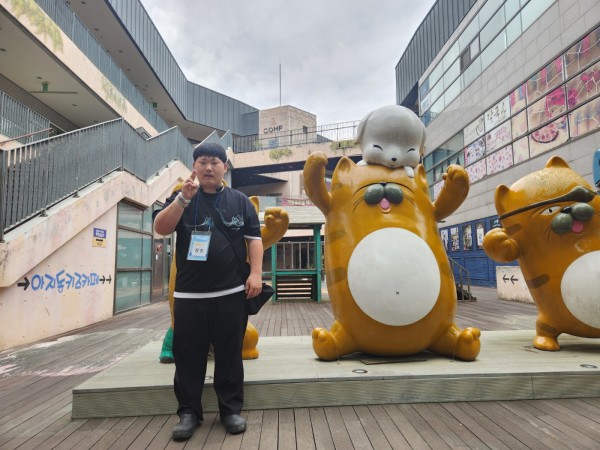 조각상 앞에서 브이를 하는 이용자