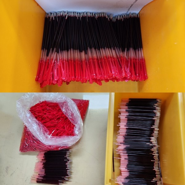 결속된 노브와 빨간색 심과 결속 작업 전 노브와 빨간색 심의 모습