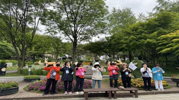 포천 아트밸리 조각상 앞에서 활동지원사 미션 수행하고 있는 사진