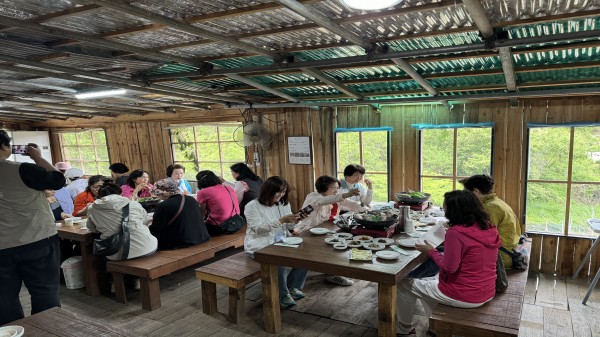 점심식사를 하고 있는 사진