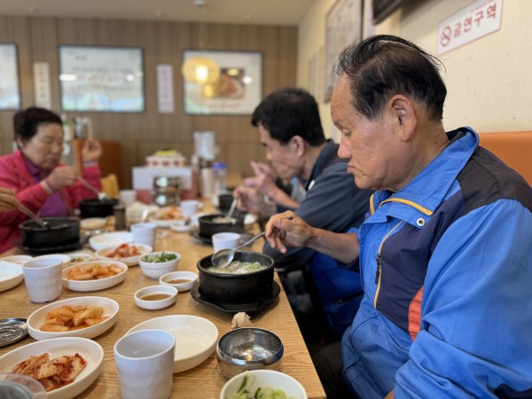 식사를 하는 모습