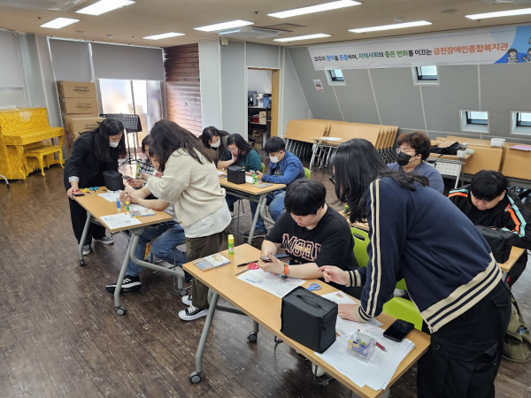 스마트폰 과의존 테스트를 진행하는 모습