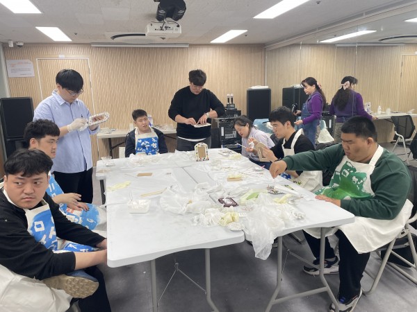 타일 액자를 만들고 있는 이용자 단체 모습