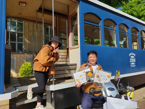 영어마을에서 웃으며 기념사진