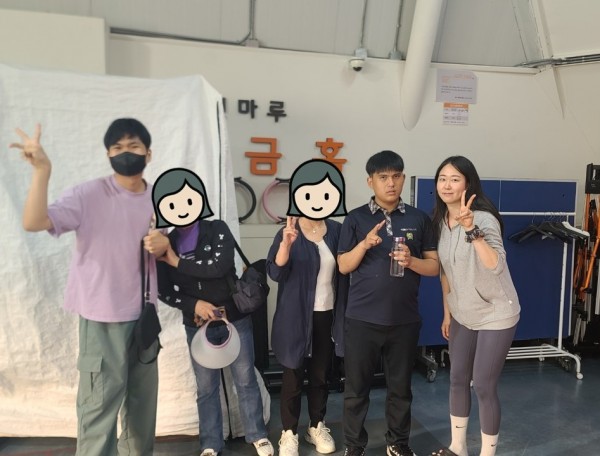 보호자와 사진을 찍는 이용자들의 모습
