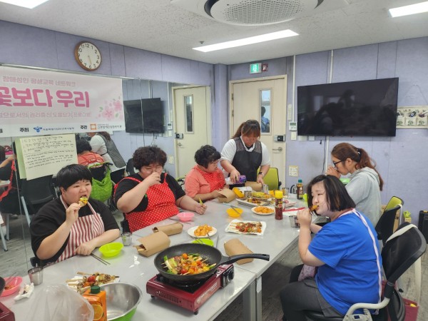 완성한 요리를 다같이 먹는 모습