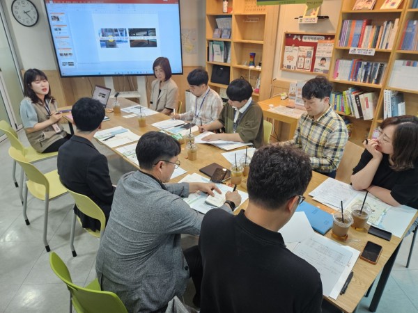 경사로 사업 공유하는 모습