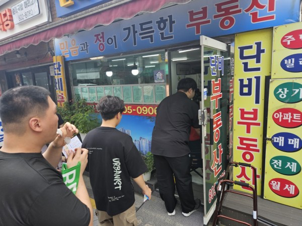 재활보조기구를 활용하여 경사로를 체험하는 모습