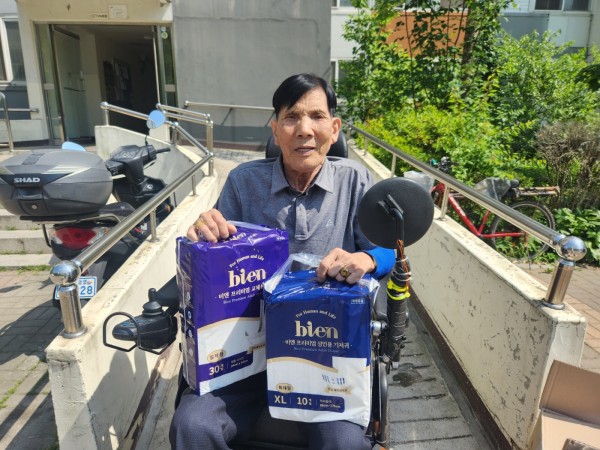 필요한 가족에게 전달하려는 모습