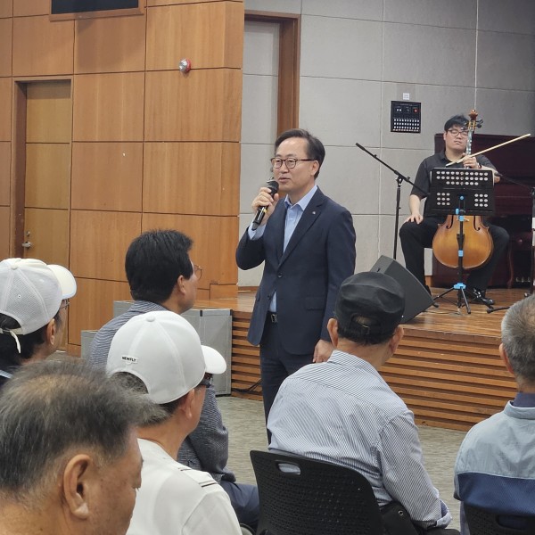 격려사 말씀중이신 유성훈 금천구청장님