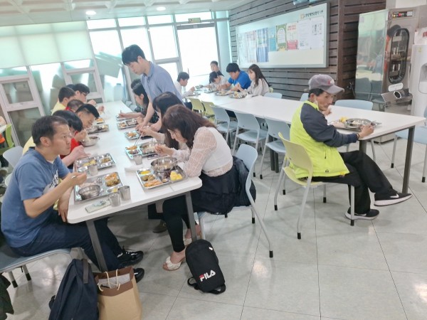 시원한 수박간식과 함께 식사하는 모습