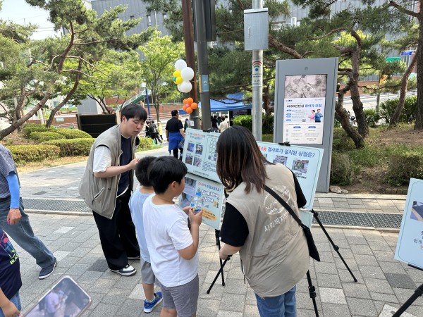 경사로 설명을 듣고 있는 아이들의 모습