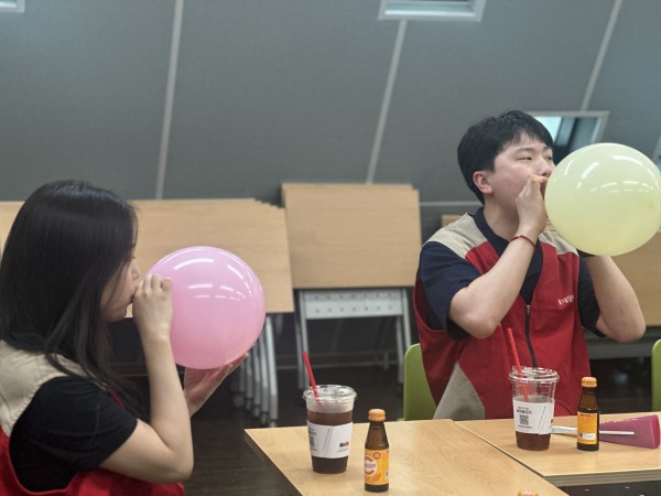 생일풍선 부는 모습