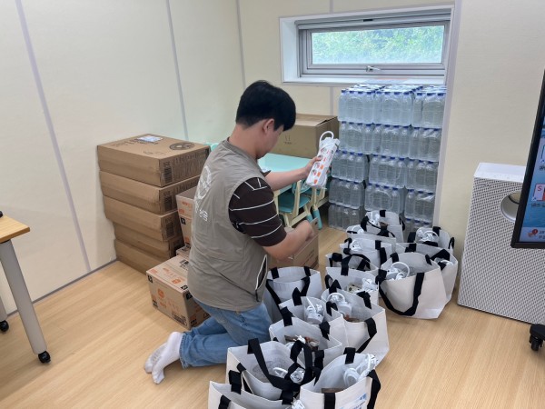 무더위 지원 물품 준비하는 모습