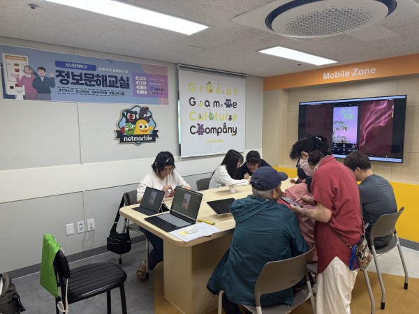합성하는 방법을 배우는 모습