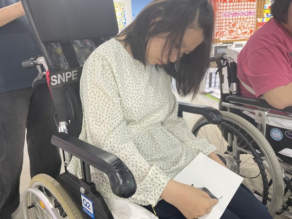 그림을 그리기 위해 집중하는 모습