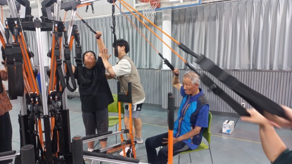 운동시 팔꿈치 바깥쪽으로 당기는 모습