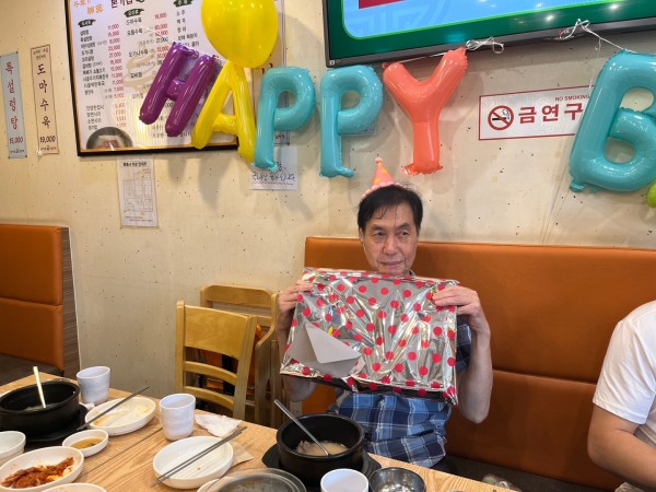 선물을 받고 웃는 이용인