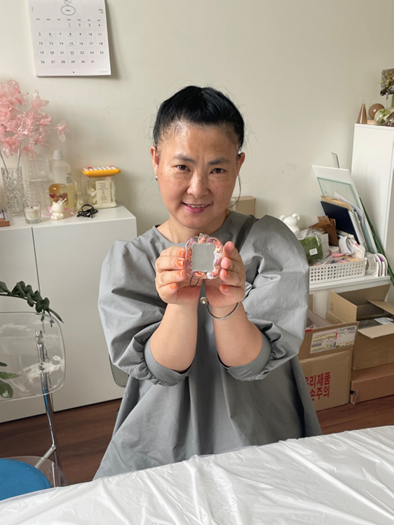 완성된 작품을 들고 찍은 사진