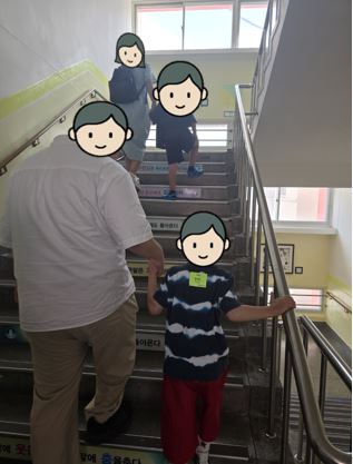 손을 잡고 계단을 올라가는 모습