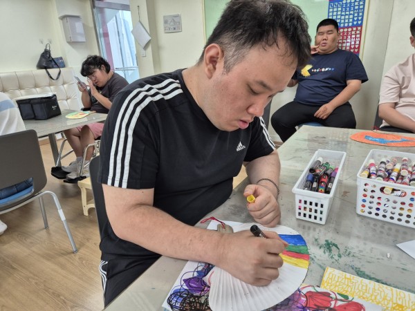 부채에 여러가지 그림을 그리는 모습
