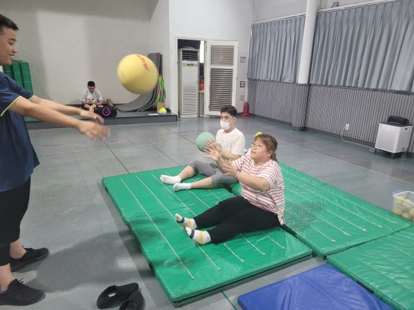 공을 이용한 2인 1조 근력운동하는 모습