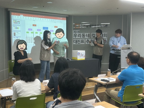 공을 뽑아 대진 추첨을 진행하는 모습