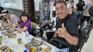 추석 행사 식사하는 모습