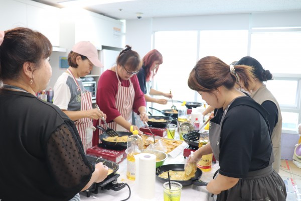 나눔이웃봉사단이 전 부치고 있는 모습