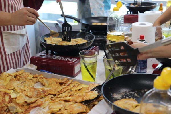 동태전 부치는 모습
