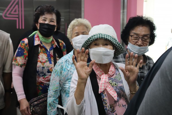 반갑게 인사하며 접수 기다리는 모습