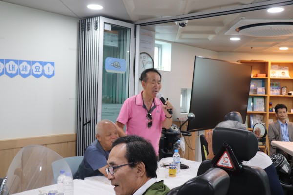 힘차게 이용인이 노래부르는 모습