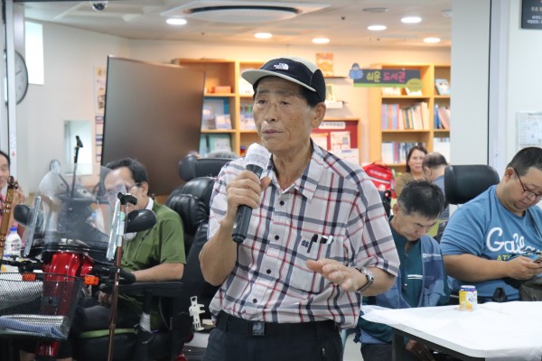 좋아하는 노래를 부르는 모습