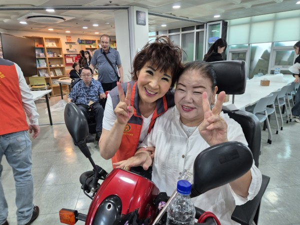 장희빈가수와 이용인이 함께 브이하는 모습