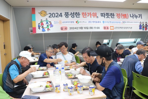 5층 강당에서 맛있게 나눠먹는 모습