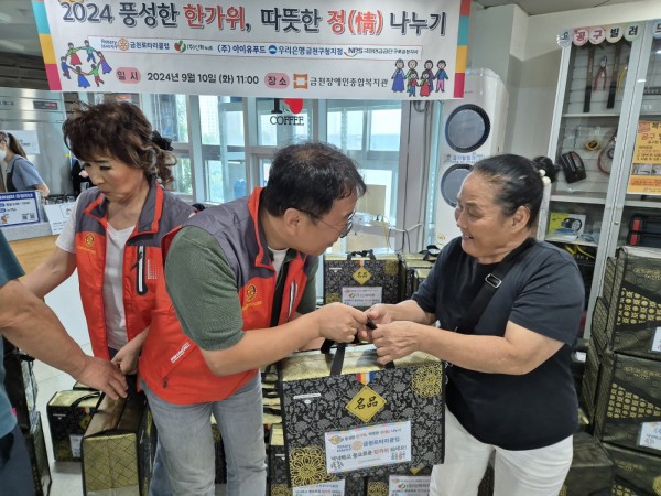 준비한 갈비세트를 직접 전달하는 모습