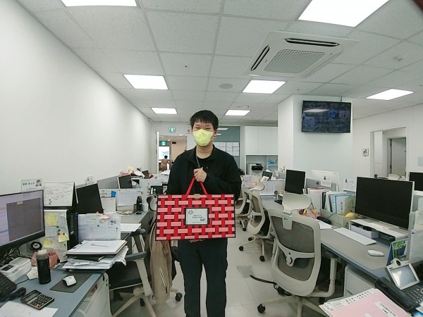 명절선물을 전달하는 모습
