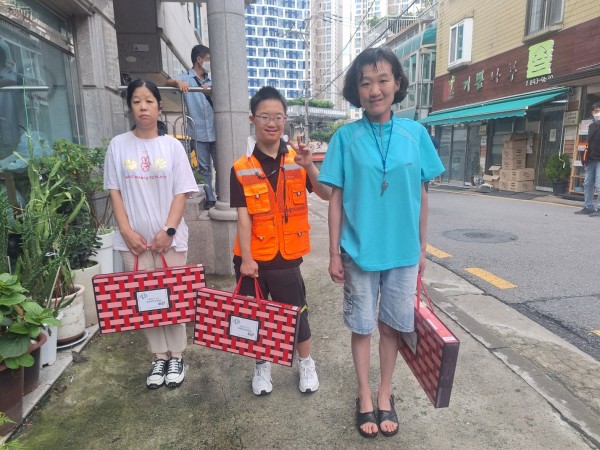 추석 명절선물을 받은 이용자 모습