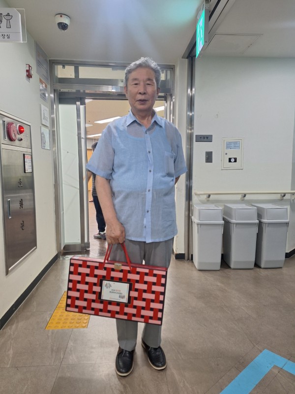 추석 명절선물을 받은 취업자 모습
