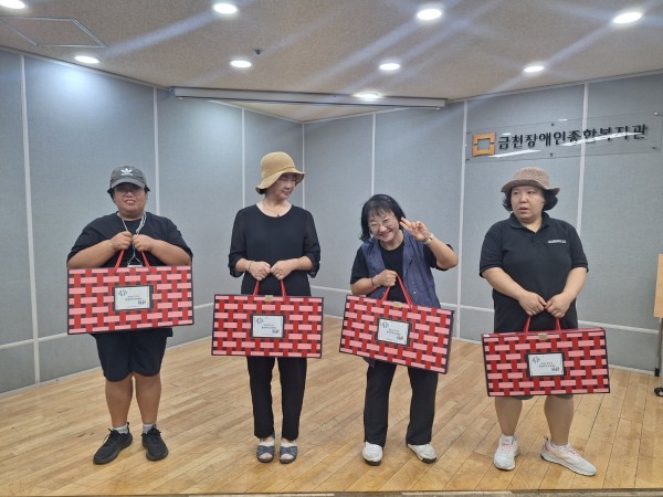 추석 명절선물을 전달한 모습