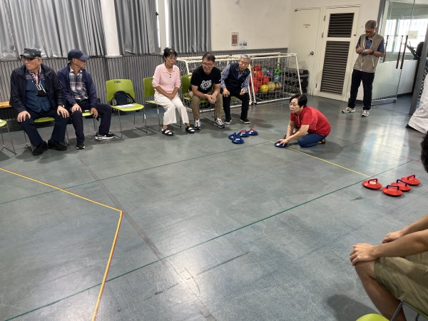 시각지회 선수가 스톤을 투구하고 있는 모습