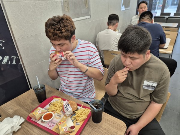 주문한 햄버거를 맛있게 먹는 중